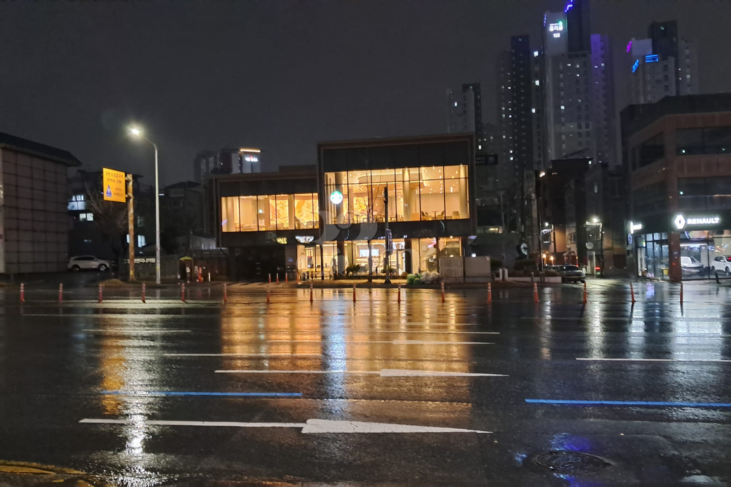 A clean house near Starbucks. 16th image