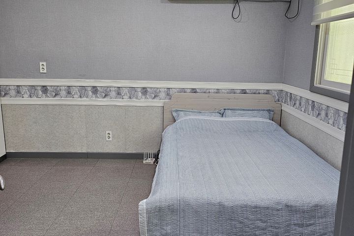 Two-room unit (No. 106) with convenient trans 1th image