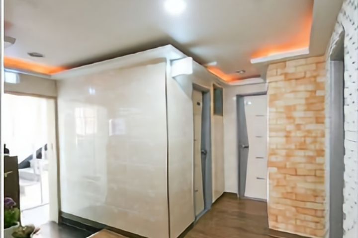 Studio type with an exterior window, Room 204 2th image