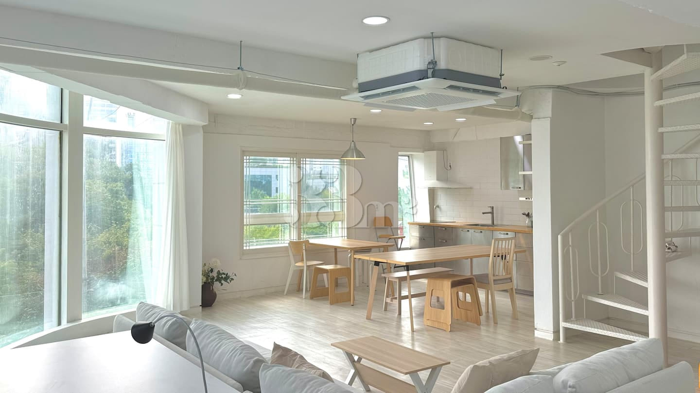 4-bedroom duplex with a spacious park view 1th image