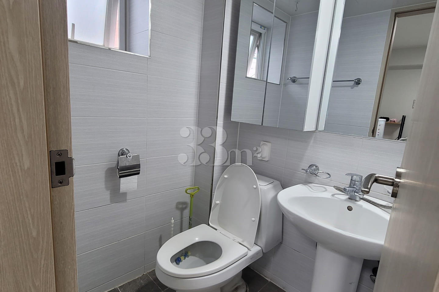 Studio apartment within walking distance of J 4th image