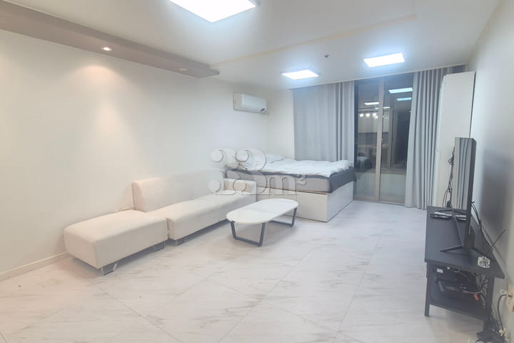 Spacious studio, 5 minutes from Seolleung Sta