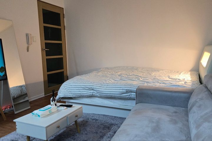 A studio apartment you'll want to stay in 3th image