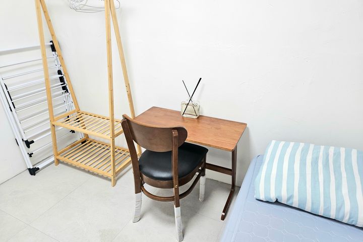 Clean studio apartment in a triple station ar 2th image