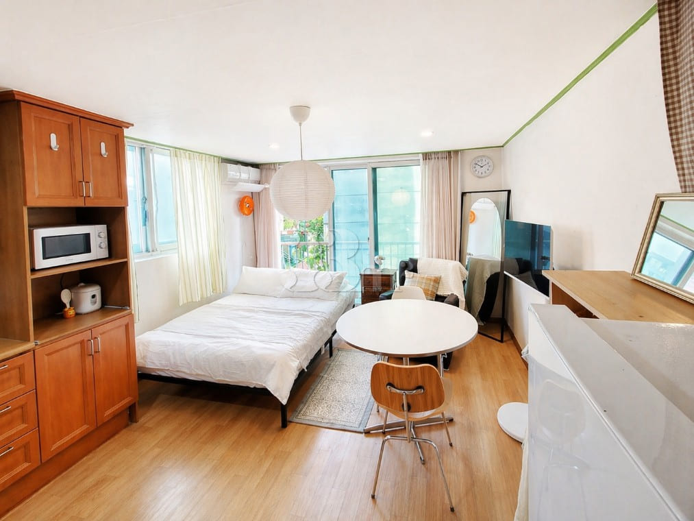 Spacious and pretty room, 3 minutes from Hyeh 0th image