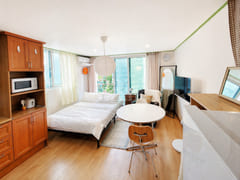 Spacious and pretty room, 3 minutes from Hyeh 0th image