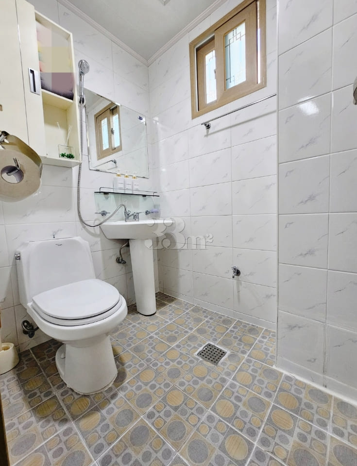 Fully furnished studio apartment near City Ha 7th image