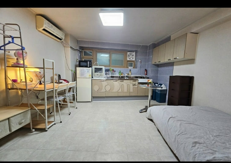Clean studio apartment (private parking) 3th image