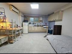 Clean studio apartment (private parking) 3th image