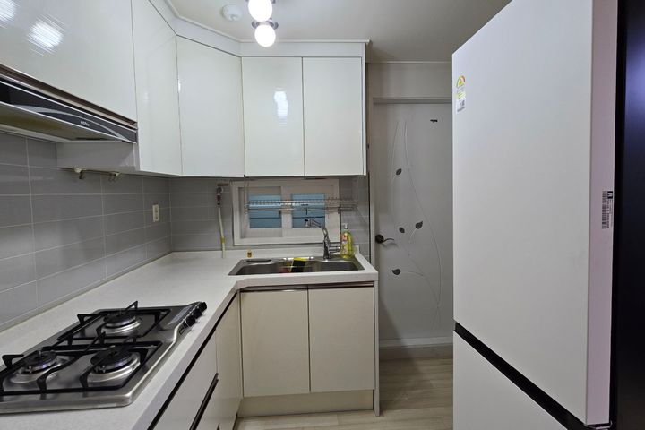 Clean two-room apartment near Yeonsinnae Stat 4th image