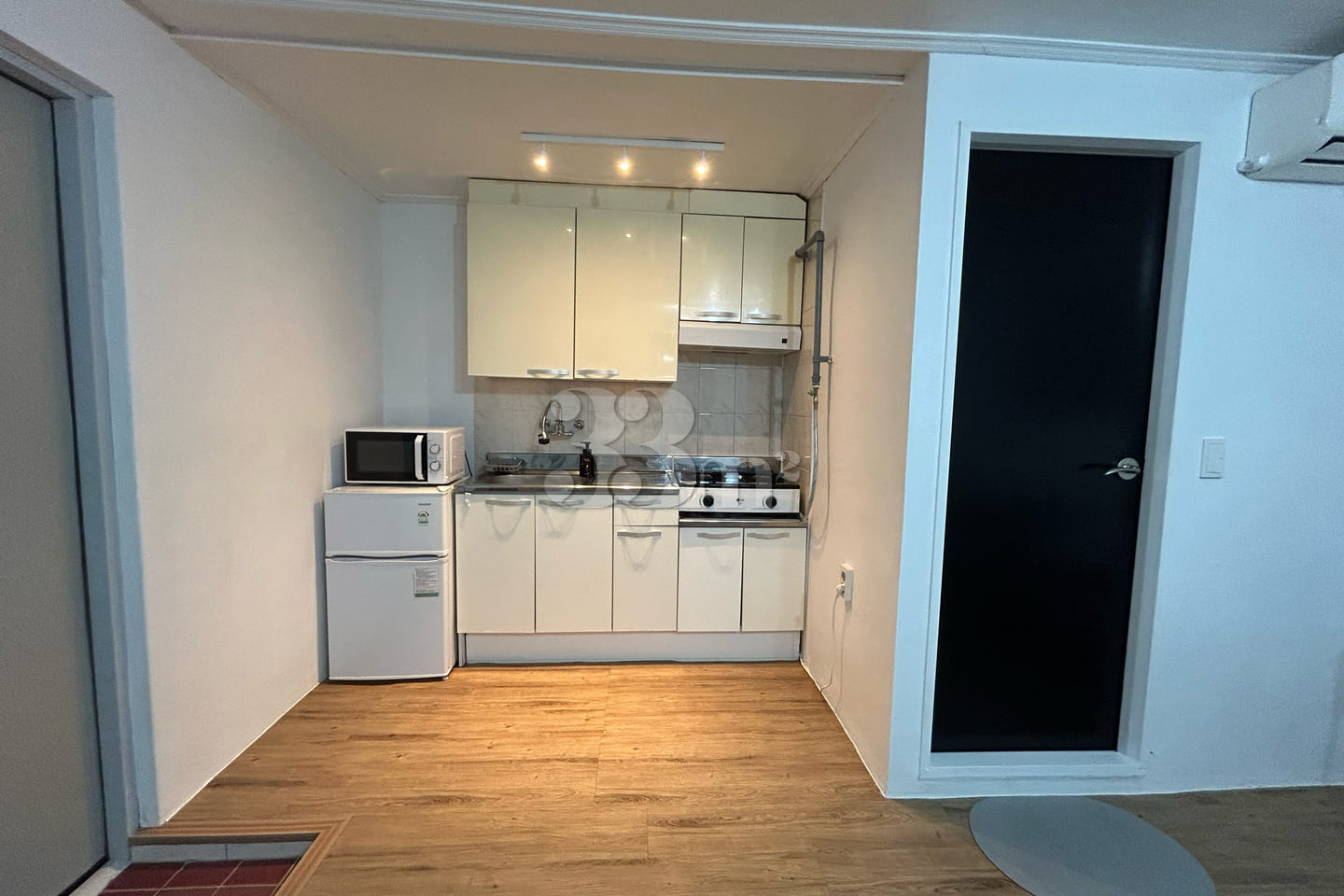Studio apartment in front of the park 2th image