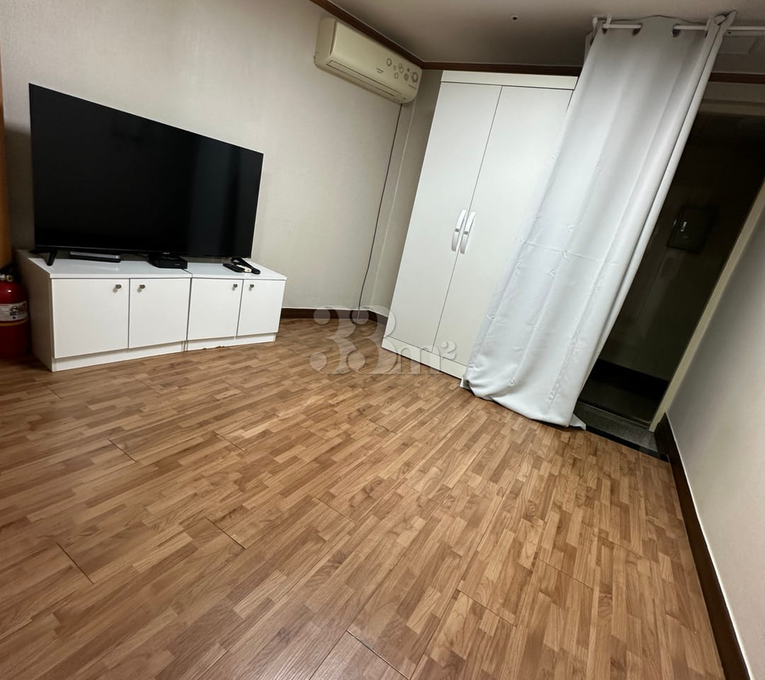 Clean, fully furnished room B in front of Bye 0th image