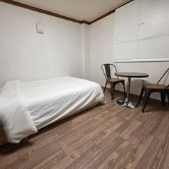 한달하우스 더블침대1 방 이미지