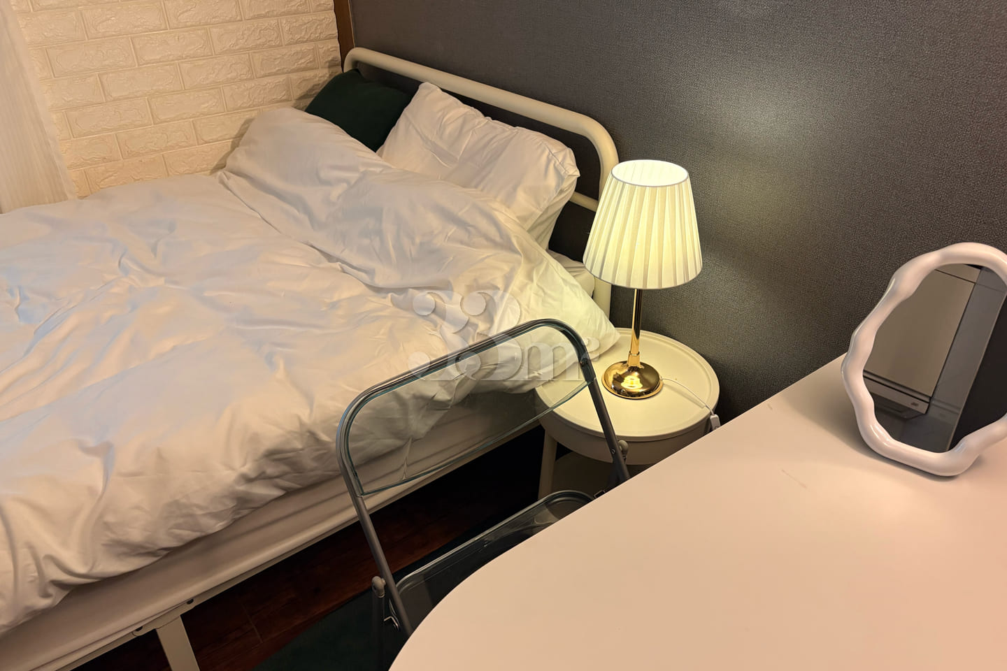 A pleasant room right next to the subway stat 7th image