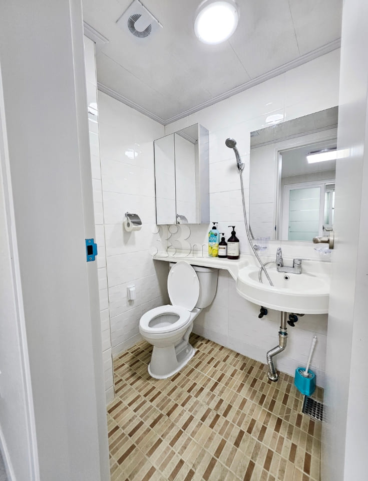 Remodeled, fully furnished H31 3th image