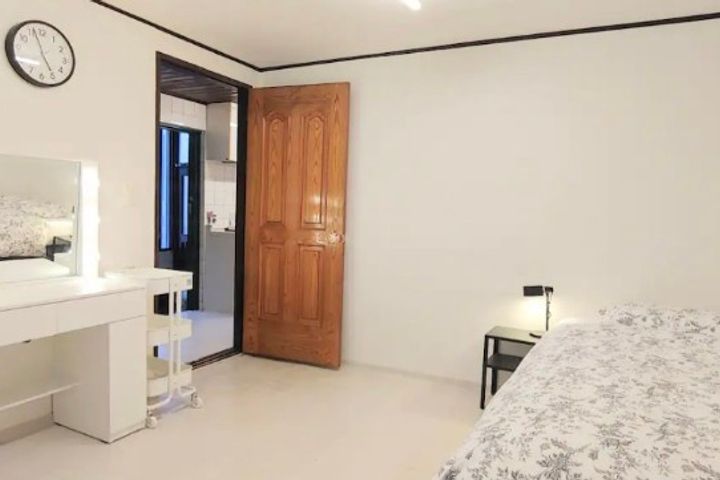Two-bedroom apartment, 5-minute walk from Ewh 9th image