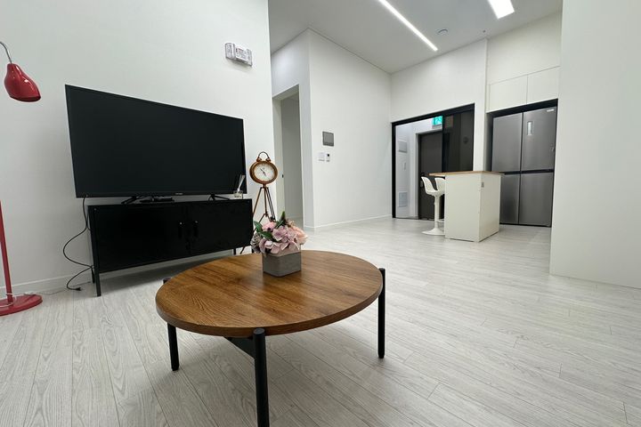 Brand-new two-room unit, parking available. 2th image