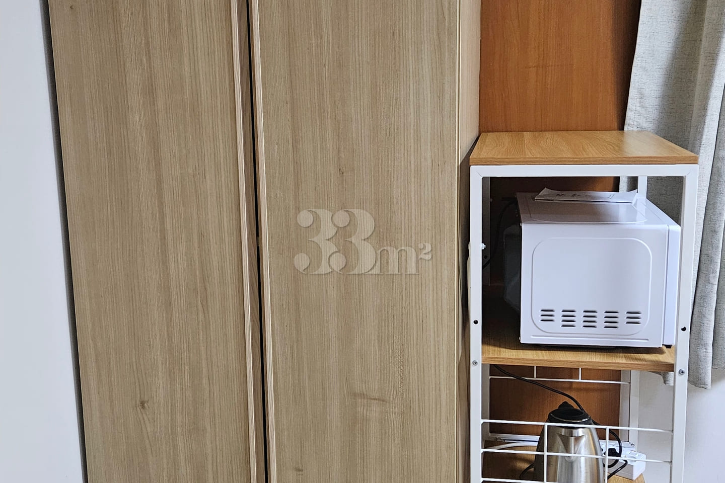 Nature 302: Just 10 seconds to the bus stop. 4th image
