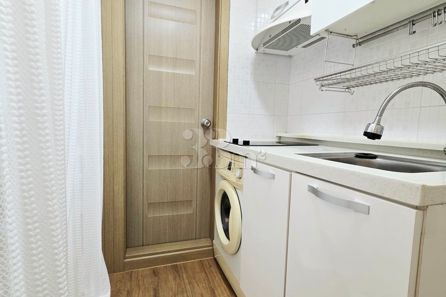 Fully furnished studio apartment, 5 minutes f 5th image