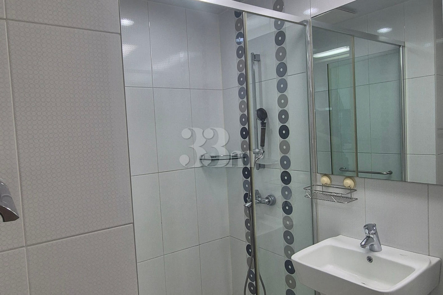 A month-long stay in a spacious house with an 5th image