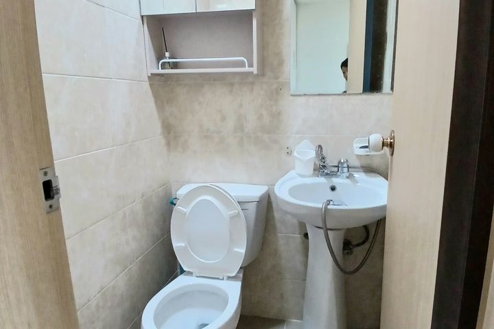 Room 202 7th image