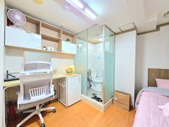 Small and Cozy Room 520 5th image