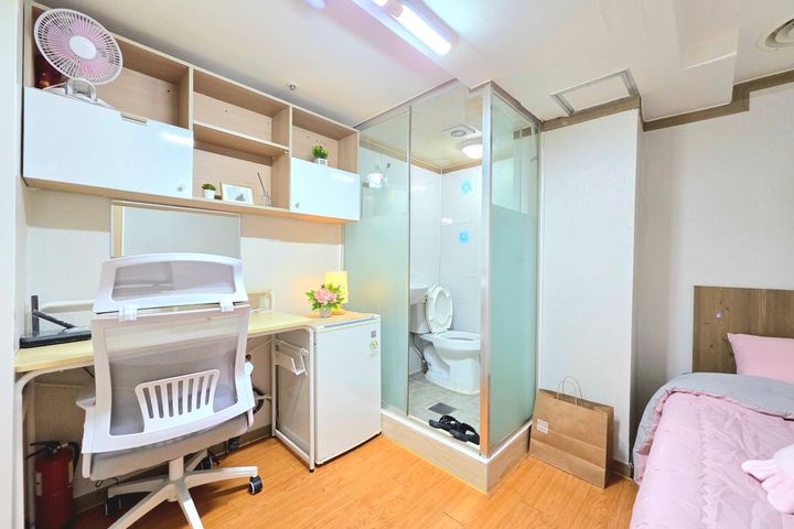 Small and Cozy Room 520 5th image