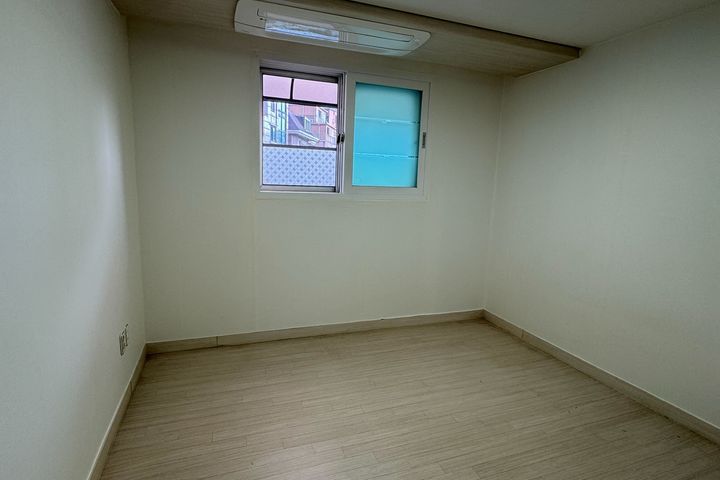 Three-room apartment with good natural light 1th image