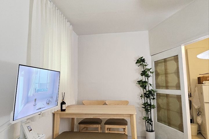 Cozy 2-Room Unit 3th image