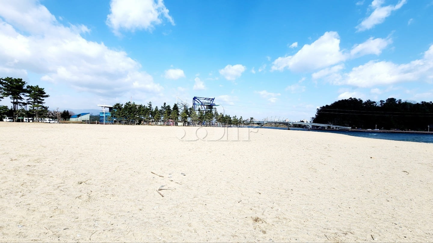 Large room near the beach during peak season 1th image