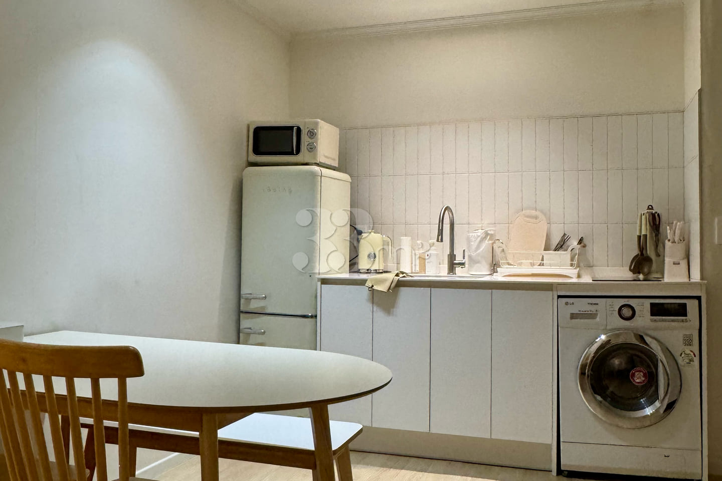 ๐๏ธ Spacious 2-room unit right next to the st 2th image