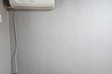 환하고 깨끗하며 조용함