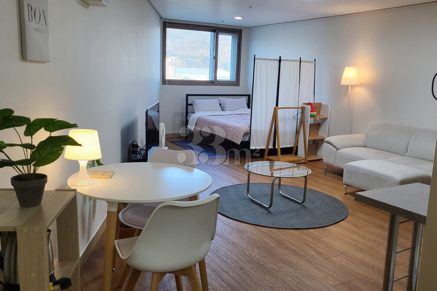 Spacious room, stylish room, close to the sta 0th image