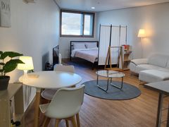 Spacious room, stylish room, close to the sta 0th image