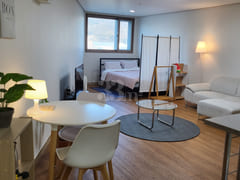 Spacious room, stylish room, close to the sta 0th image