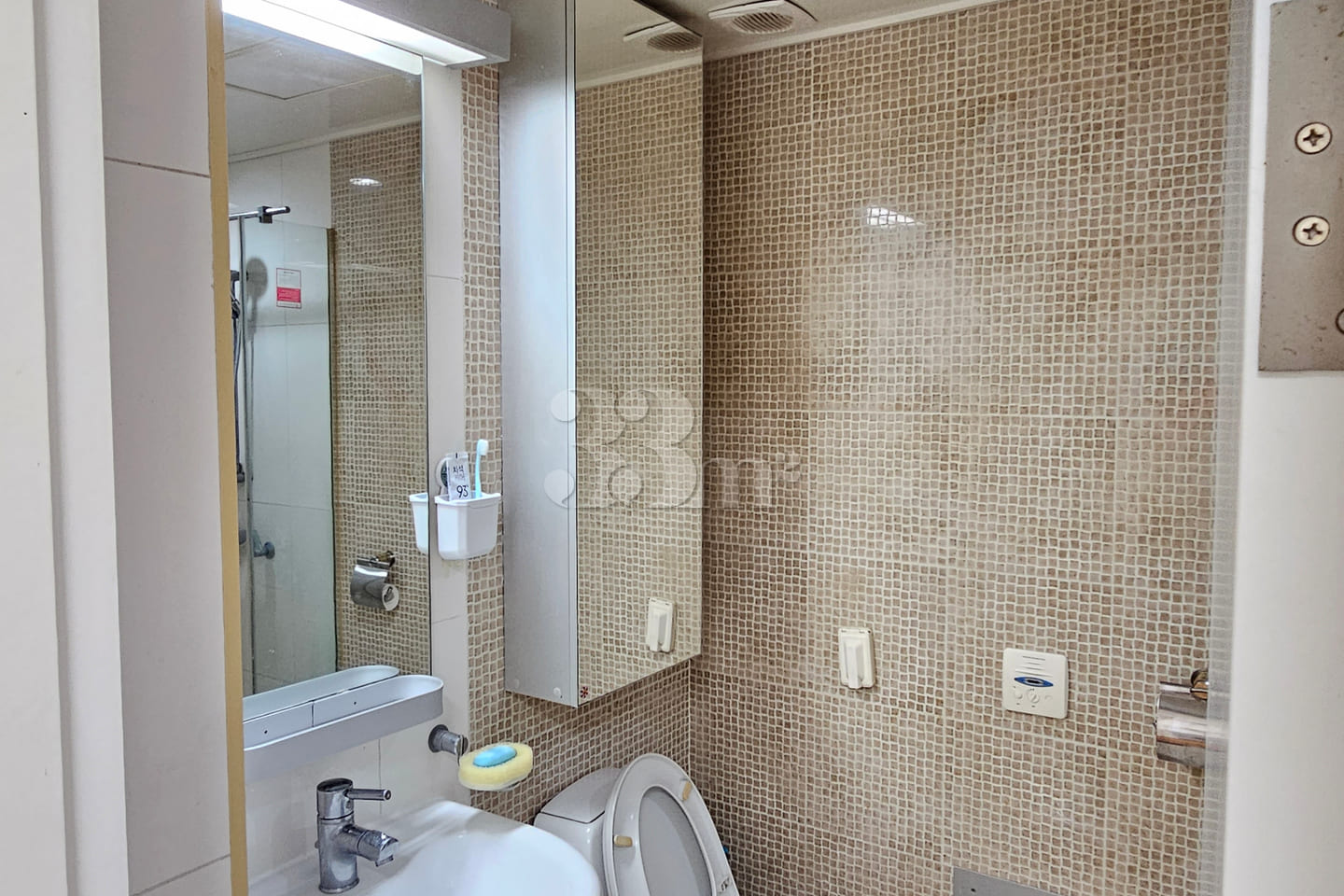 Spacious unit, 3 minutes from Gangnam Station 5th image