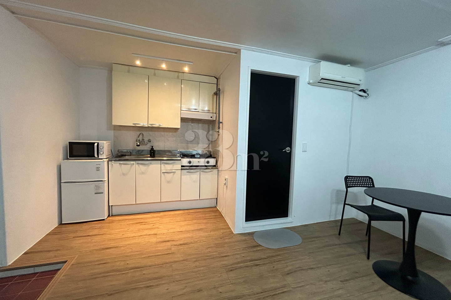 Studio apartment in front of the park 1th image