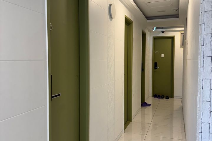 Mini-room with an exterior window and good ve 10th image