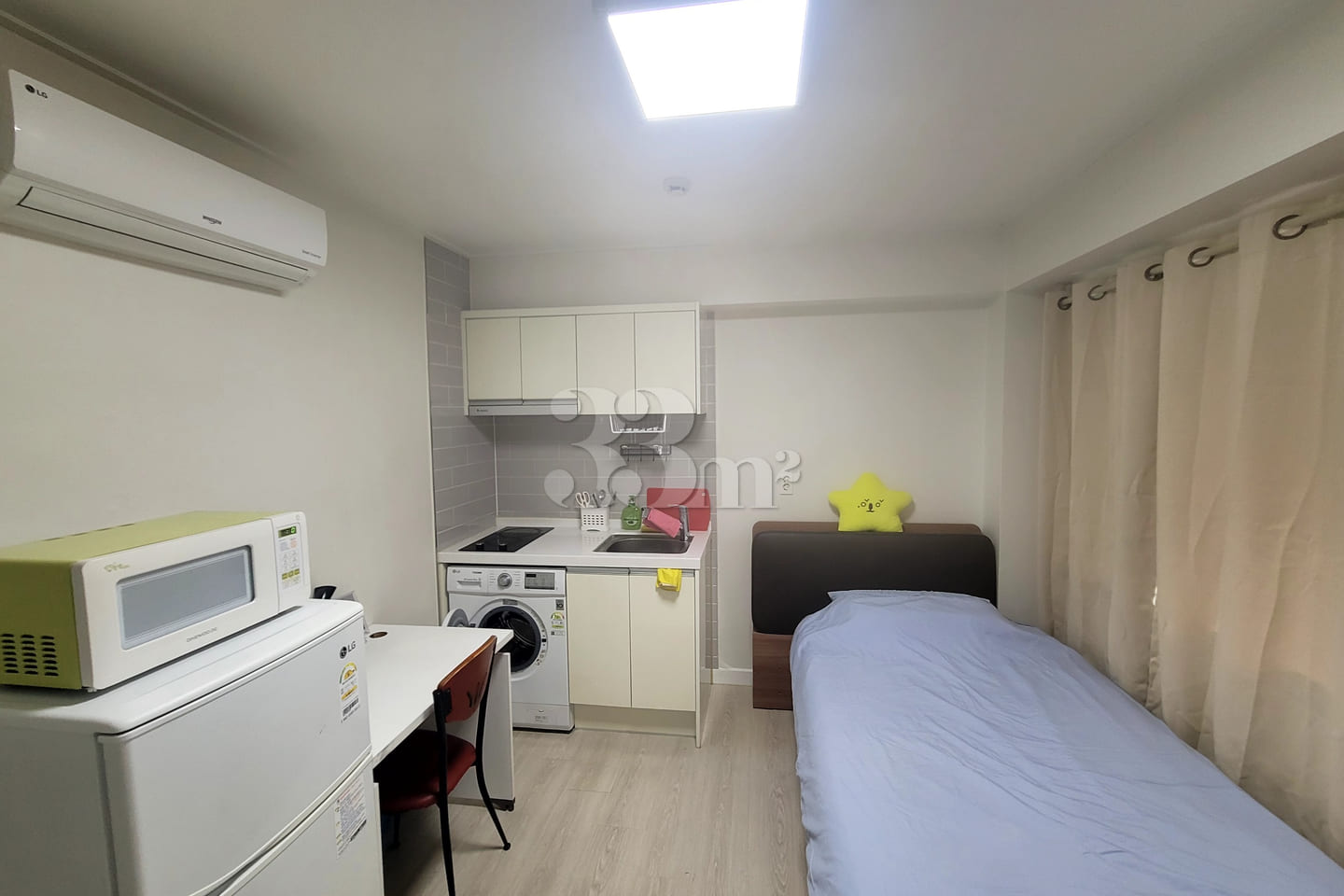 New studio apartment within walking distance 7th image