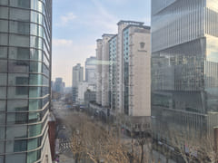 City view, super close to the subway station, 3th image