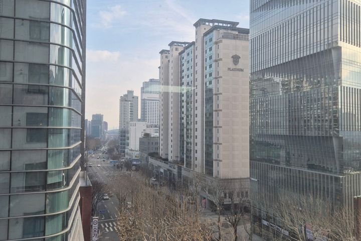 City view, super close to the subway station, 3th image
