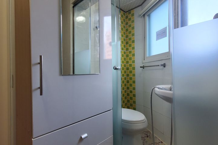 Fully furnished, women-only accommodation nea 6th image
