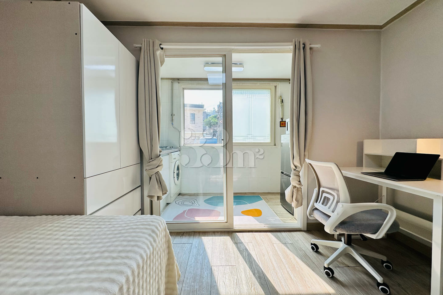 Women-only, fully furnished apartment near th 0th image