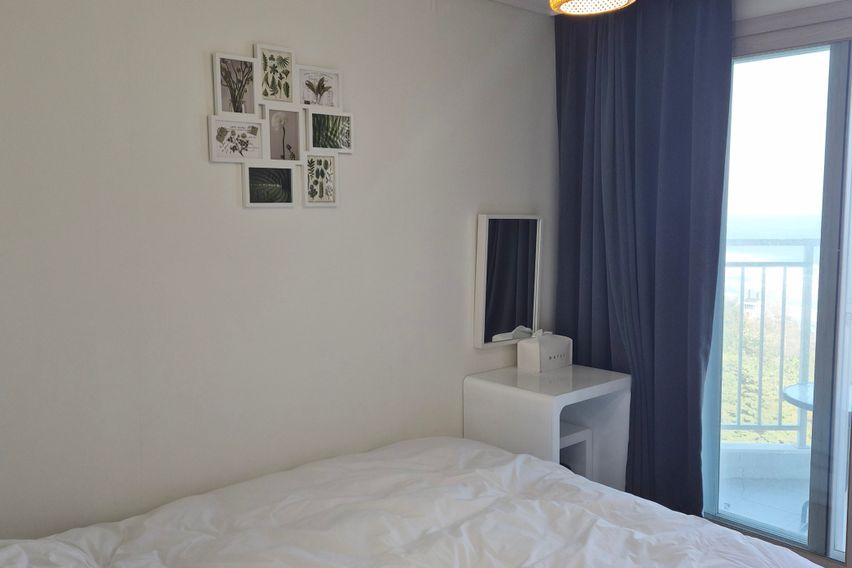 Ocean view, cooking and laundry available. 2th image