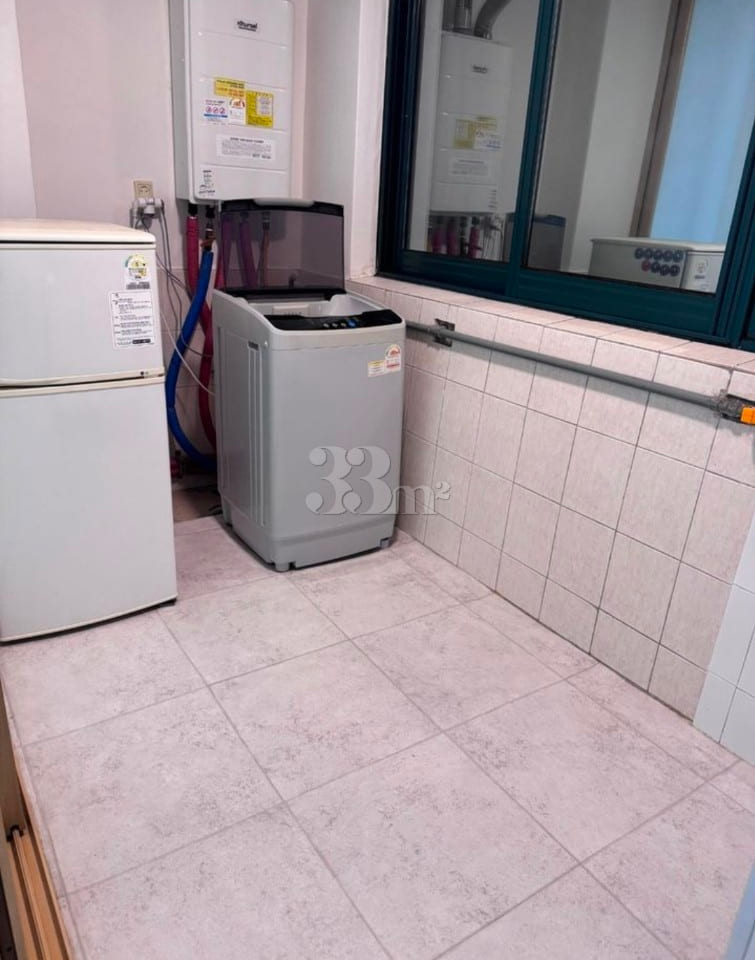South-facing studio apartment near City Hall  7th image