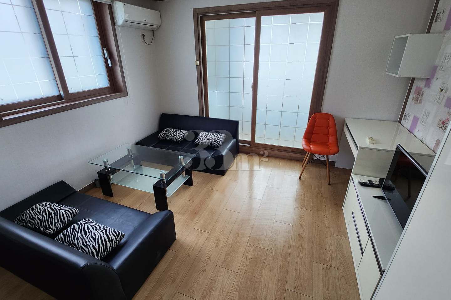 Spacious 1.5-room, quiet, free parking 0th image