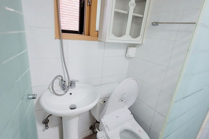 Fully-equipped room with a dryer 4th image