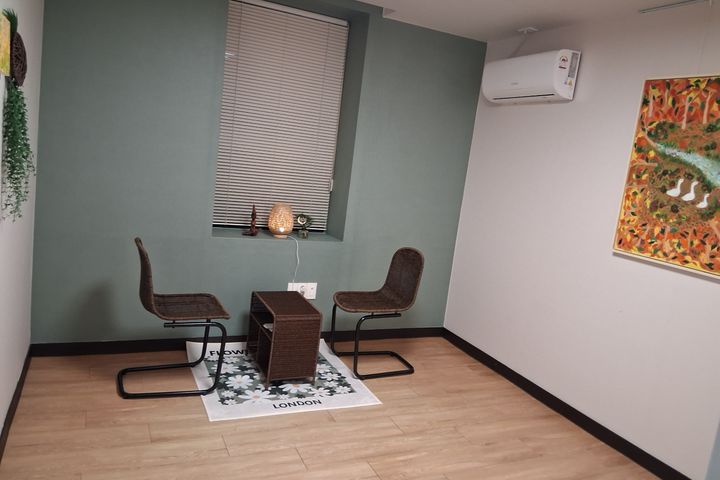 Japanese micro-home with easy parking 4th image