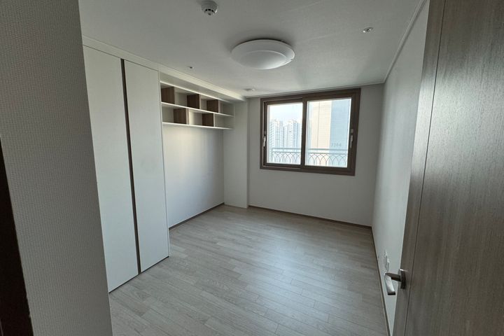 A clean house with a good view. 5th image