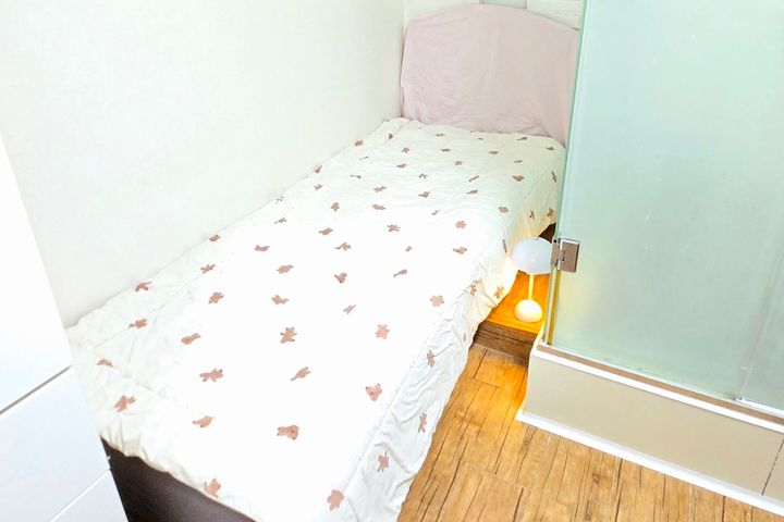 Studio apartment with an exterior window for  5th image